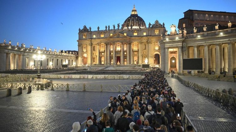 Вярващи, чакащи на опашка за да се сбогуват с папата