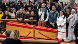 संत पेत्रुस महागिरजाघऱ में दिवंगत संत पापा फ्राँसिस को श्रद्धांजलि देते हुए विश्वासीगण