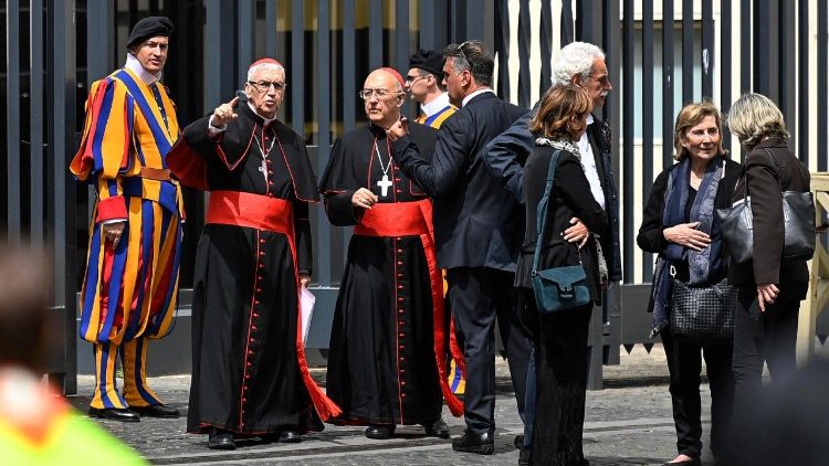 കർദ്ദിനാൾ സംഘത്തിന്റെ മൂന്നാമത് ഔദ്യോഗിക പൊതുസമ്മേളനത്തിന് ശേഷം പുറത്തേക്കറിങ്ങിവരുന്ന കർദ്ദിനാൾമാർ
