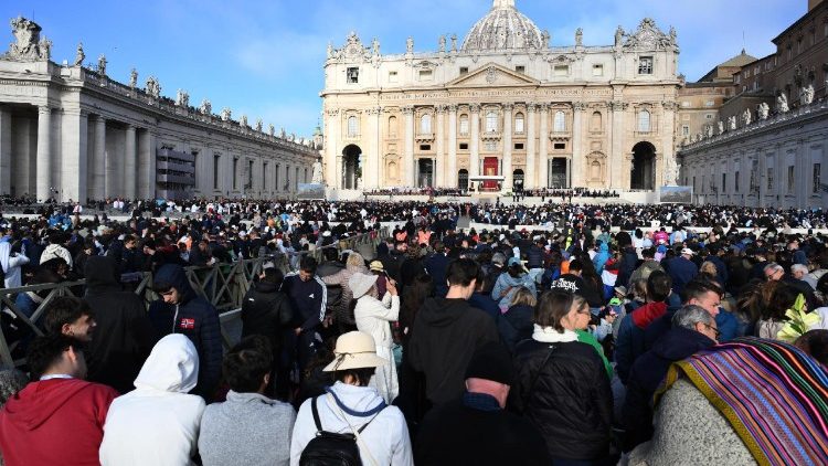 Folla di fedeli in cammino verso il sagrato per i funerali del Papa