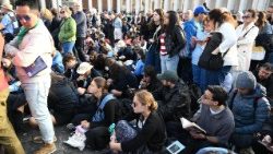 Các tín hữu chờ đợi tham dự Thánh lễ