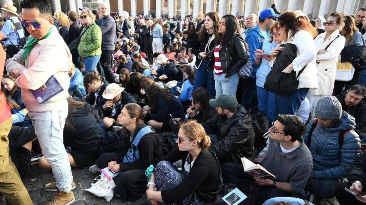 Các tín hữu chờ đợi tham dự Thánh lễ