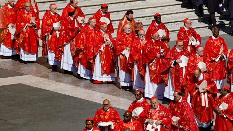 Makardinali wakisindikiza Jeneza la Papa Francisko