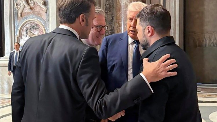 Trump a Zelenskyj hovoří s francouzským prezidentem Macronem a britským premiérem Starmerem