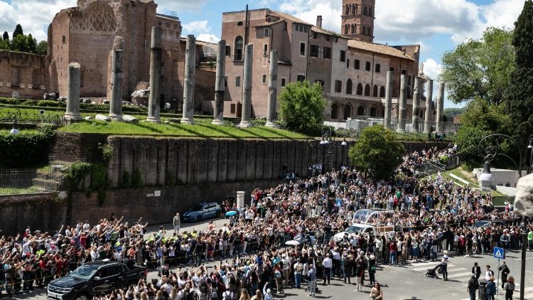 L'hommage de la foule dans les rues de Rome 