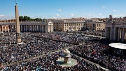 வத்திக்கான் வளாகம் முழுவதும் நிறைந்திருந்த மக்கள் 