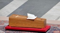 திருத்தந்தையின் உடலைத் தாங்கிய அடக்கப்பெட்டி 