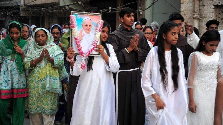 Membros da comunidade cristã carregam um retrato do falecido Papa Francisco durante uma missa em sua homenagem na Igreja Católica de São José em Hyderabad, Paquistão, em 26 de abril de 2025. EPA/NADEEM KHAWER