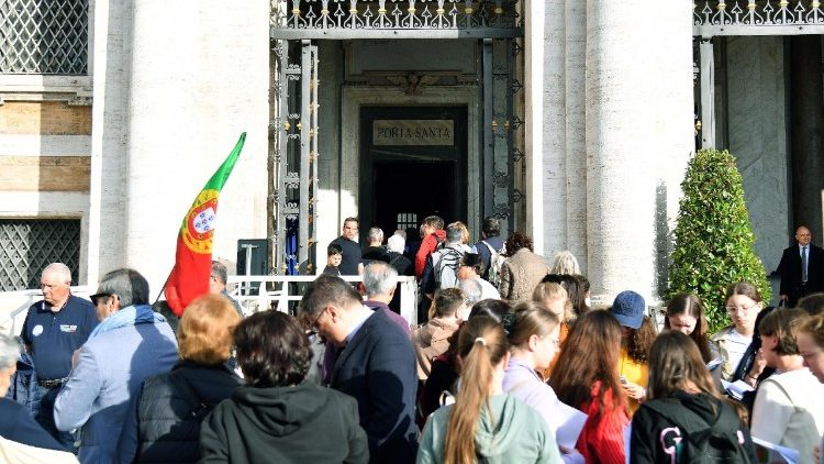 Tín hữu xếp hàng đi qua Cửa Thánh Đền thờ Đức Bà Cả và viếng mộ Đức cố Giáo hoàng