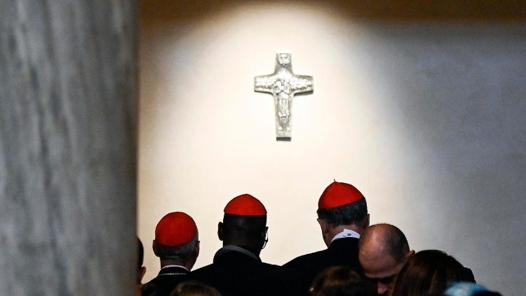 संत मरिया मेजर महागिरजाघर में पोप फ्रांँसिस की कब्र के पास कार्डिनल  