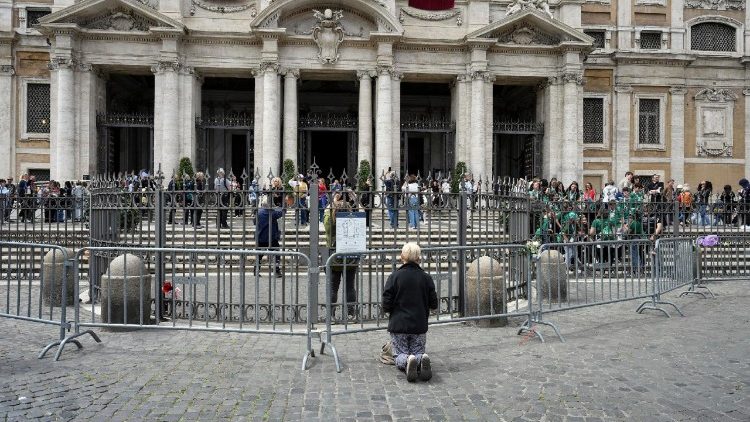 Fedeli a Santa Maria Maggiore iun visita alla tomba di Papa Francesco