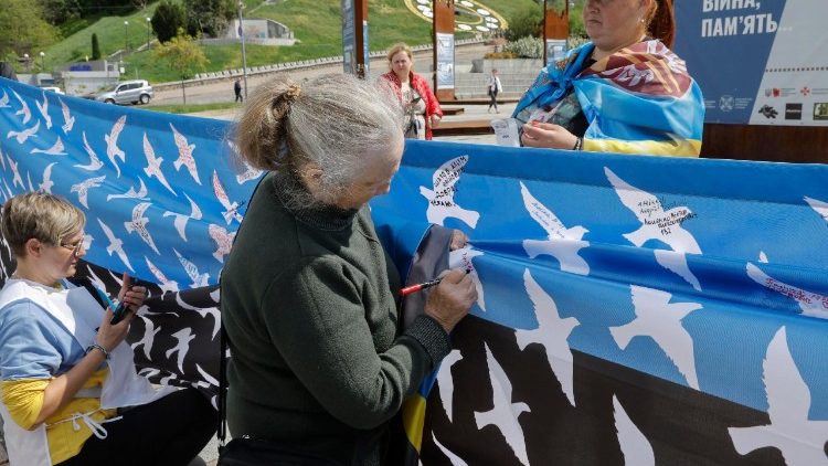 Manifestazione in Ucraina per le persone scomparse in guerra