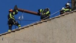 Conclave: lavori in corso, si monta il comignolo sulla Sistina