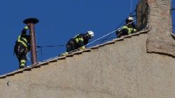 Conclave: lavori in corso, si monta il comignolo sulla Sistina