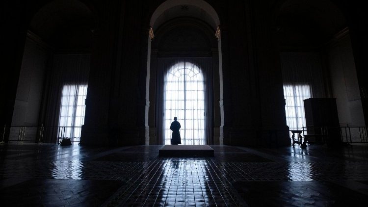 Die Mitteltür führt auf die Mittelloggia des Petersdoms, dem Ort des "Habemus Papam"