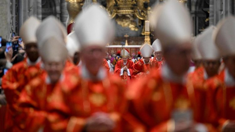 Die Kardinäle ziehen am Mittwoch vor Beginn des Konklave zu einer Messfeier in den Petersdom ein