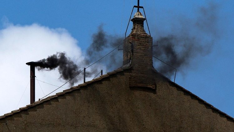 Conclave, fumata nera: secondo e terzo scrutinio a vuoto