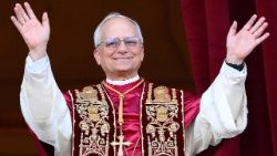 Mwadhama Kardinali Robert Francis Prevost, Baba Mtakatifu Leo XIV wa Shirika la Mtakatifu Augustino, O.S.A. ndiye Baba Mtakatifu, wa 267 aliyechaguliwa na Baraza la Makardinali 8 Mei 2025.