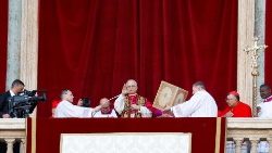 Новият папа Лъв ХIV от централната ложа на ватиканската базилика