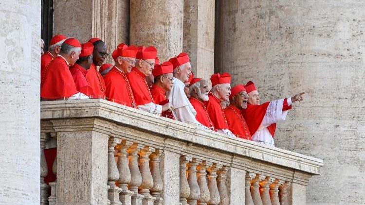 Makardinali wakishuhudia kutangazwa kwa Papa Leo XIV