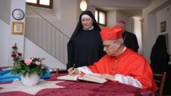 Prevost bíboros 2024-ben Casciában az ágostonrendi nővérek kolostorában  