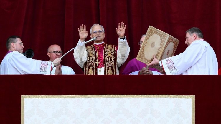 വിശ്വാസികളെ അഭിവാദ്യം  ചെയ്യുന്നു 