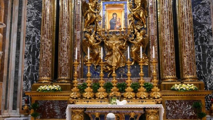 XIV. Leó pápa imádkozik a Salus Populi Romani híres Mária-ikon előtt