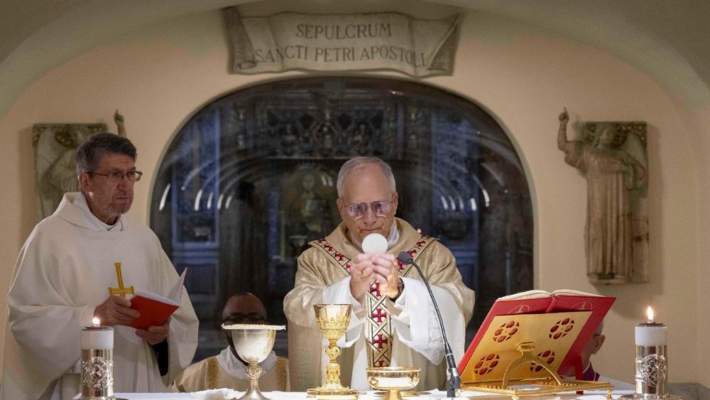 Il Papa celebra messa sulla tomba di San Pietro
