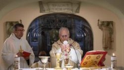 संत पेत्रुस महागिरजाघर में संत पेत्रुस की कब्र के पास वाली वेदी में ख्रीस्तयाग अर्पित करते संत पापा लियो 14वें