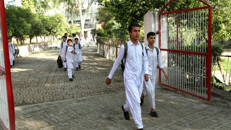 Die Waffen schweigen: Pakistanische Schüler kehren in ihre Schulen zurück