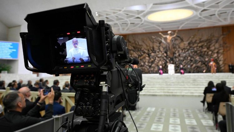 Il Papa ai giornalisti: "Disarmiamo le parole"