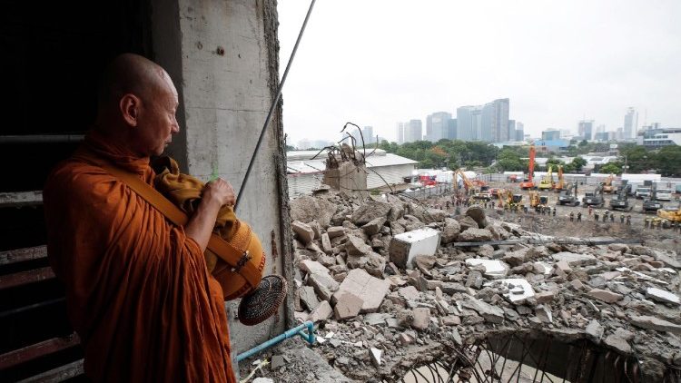 Buddhistischer Mönche nach Erdbeben