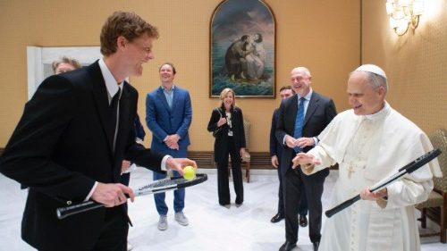 Papst Leo XIV. empfängt Tennisstar Jannik Sinner in Audienz