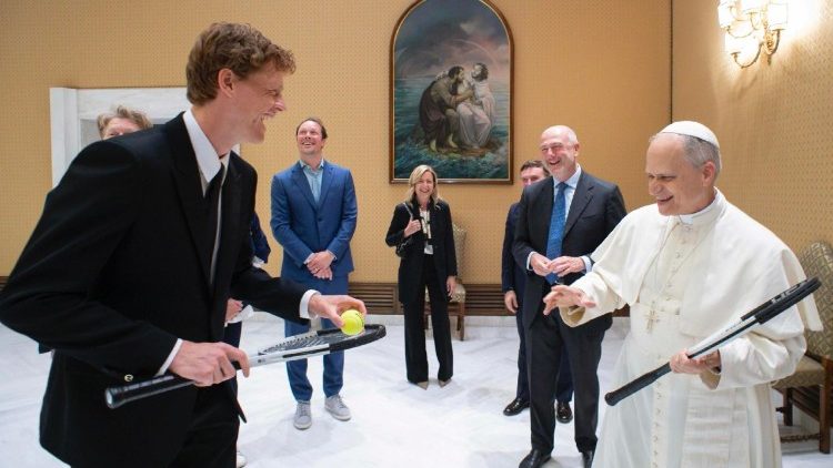 Леў XIV падчас сустрэчы з італьянскім тэнісістам Янікам Сінэрам