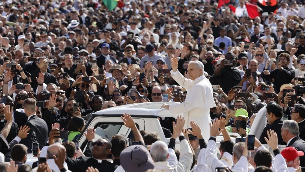 Insediamento di papa Leone XIV, l'arrivo sulla papamobile