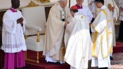 Tagle bíboros adta át XIV. Leó pápának a halászgyűrűjét beiktatási szentmiséjén