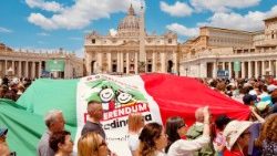 வத்திக்கான் வளாகத்தில் கூடியிருந்த மக்கள் 