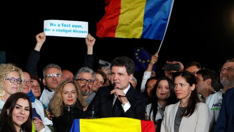 El nuevo presidente rumano Dan habla al pueblo tras la victoria