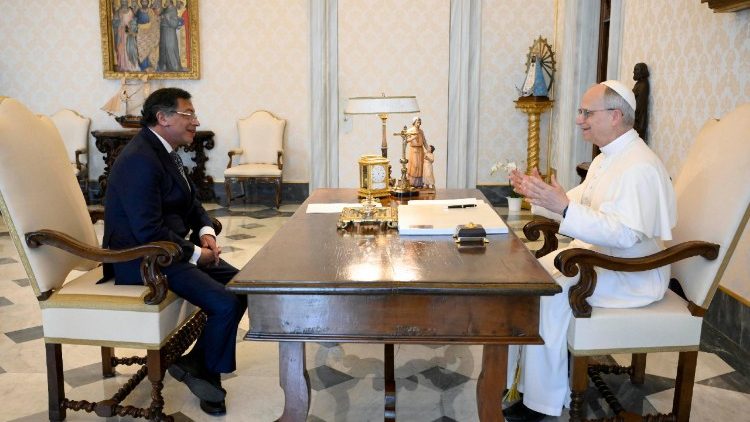 कोलोम्बिया के राष्ट्रपति गुस्ताव पेत्रो से एक व्यक्तिगत मुलाकात करते संत पापा लियो 14वें