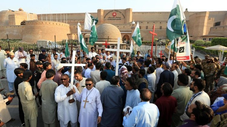 Mitglieder der christlichen Gemeinschaft demonstrieren in Peshawar ihre Solidarität mit den pakistanischen Streitkräften