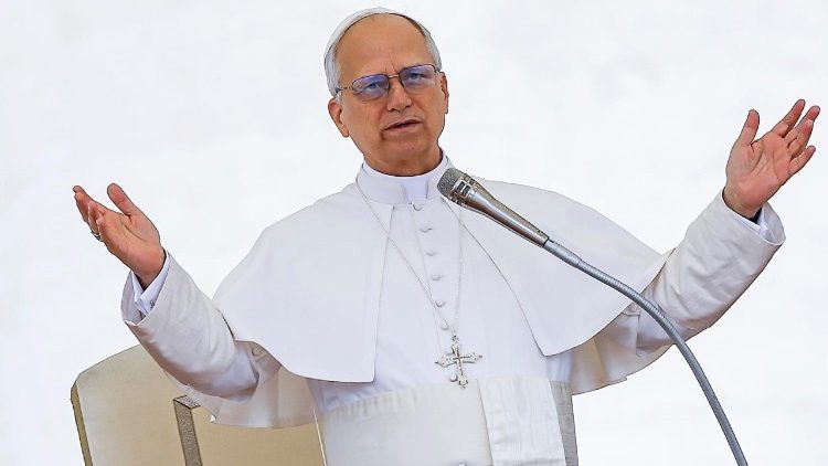 ലിയോ പതിനാലാമൻ പാപ്പാ വിശുദ്ധ പത്രോസിന്റെ ചത്വരത്തിൽ വിശ്വാസികളെ സംബോധന ചെയ്യുന്നു