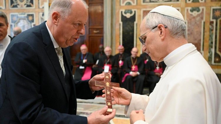 परमधर्मपीठीय मिशन सोसाइटीज की आम सभा के प्रतिभागियों से मुलाकात करते संत पापा फ्रांँसिस