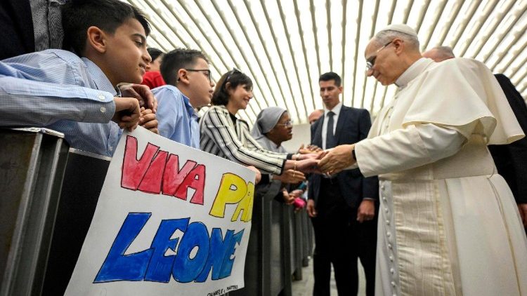 वाटिकन के कर्मचारियों से मुलाकात करते हुए संत पापा लियो 14वें