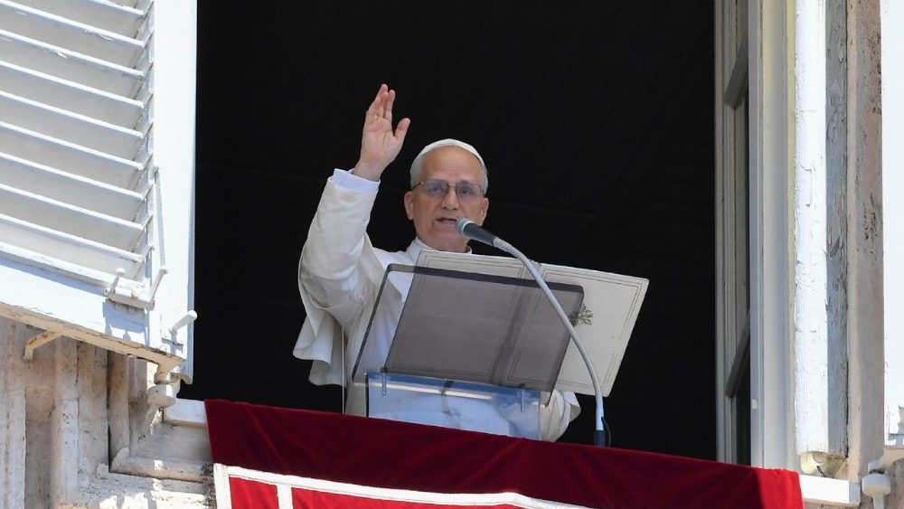 Papa Leone XIV per la prima volta si affaccia dal Palazzo apostolico