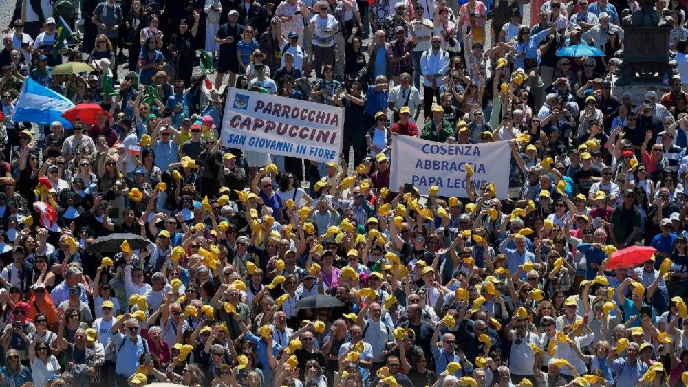 Papa Leone XIV per la prima volta si affaccia dal Palazzo apostolico