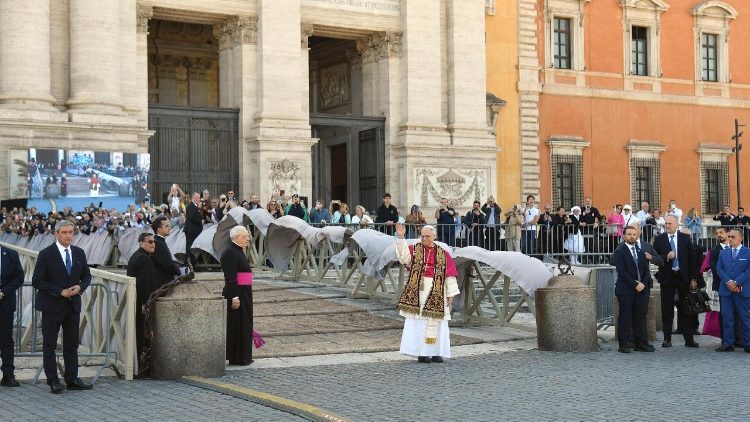 Papst Leo im Mai vor der Lateranbasilika in Rom (Archivbild)