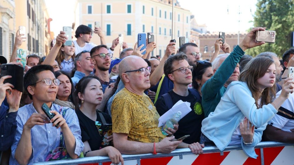 Papa Leone in Campidoglio, Gualtieri lo saluta