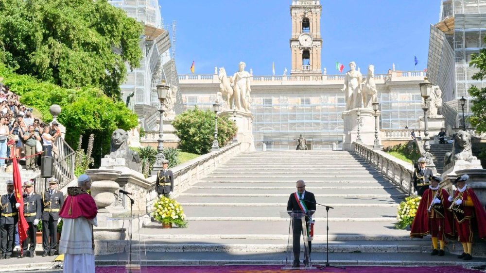 Papa Leone in Campidoglio, Gualtieri lo saluta