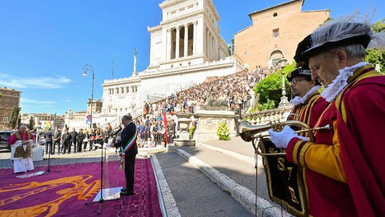 Együtt a Város lelki és polgári vezetője a Capitolium lábánál
