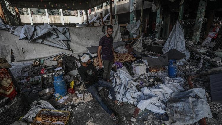 Civili feriti fra le rovine di Gaza 